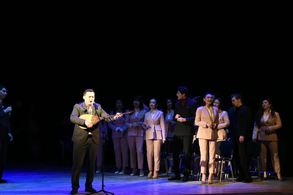 «Бақытты шаңырақ жыры»: в Астане состоялся необычный спектакль с участием 19 пар Астане