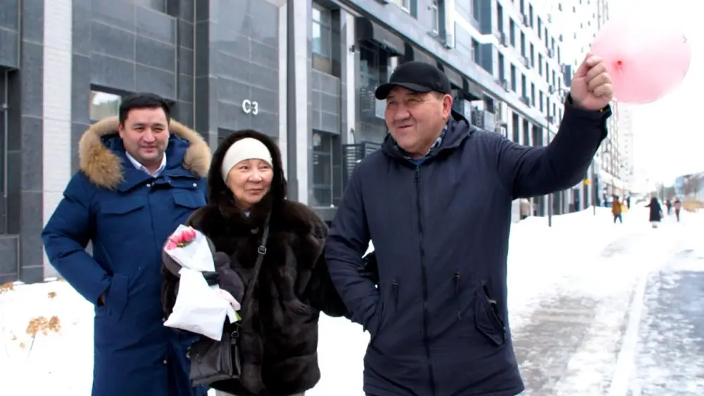 Цветы раздавали девушкам и женщинам в Астане (5)