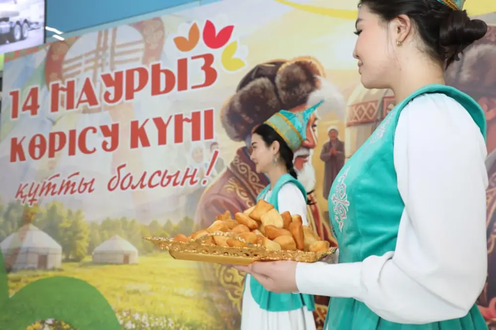 В Международном аэропорту Алматы прошла праздничная акция ко Дню Көрісу в рамках Наурызнама (3)