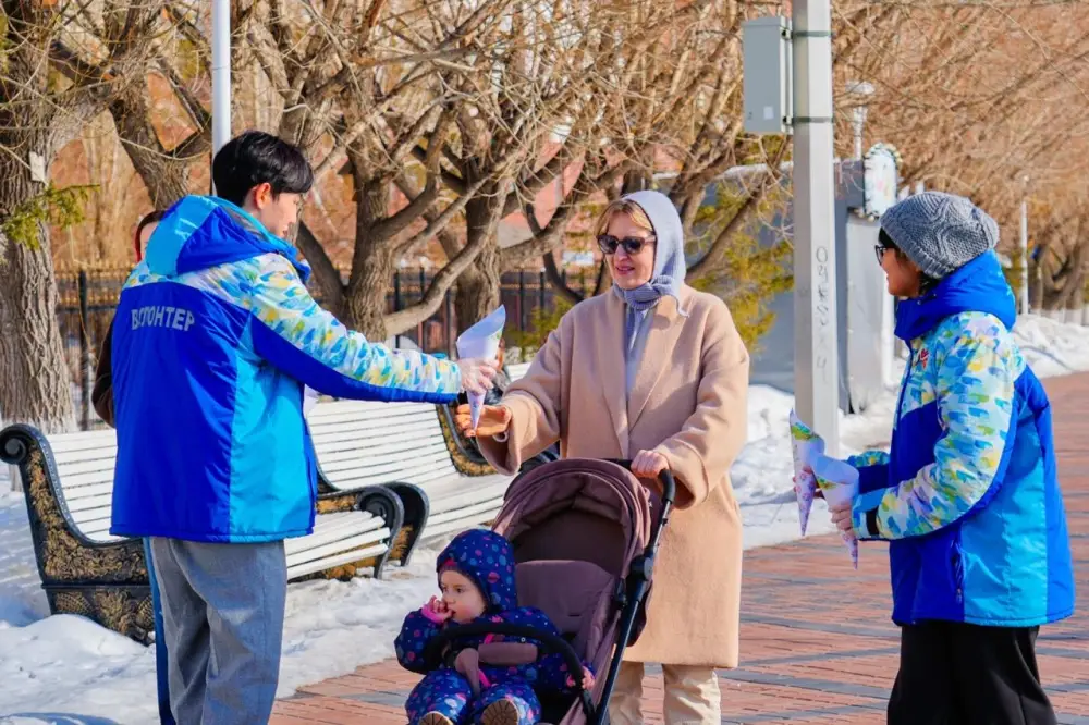 Раздача баурсака волонтерами в Астане ко Дню культуры Астане