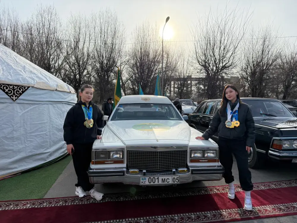 В Қонаеве в день референдума прошел автопробег на ретро-автомобилях, поднявший настроение горожанам Астане