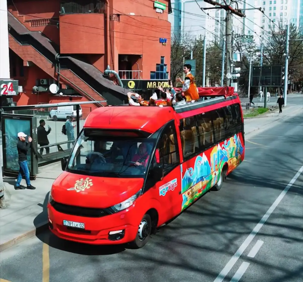 В Алматы по улицам проехал музыкальный автобус с этноансамблем (3)