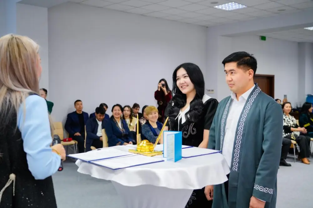 «Семья - сокровище нации»: в Астане молодые пары заключили брак в день семьи (7)