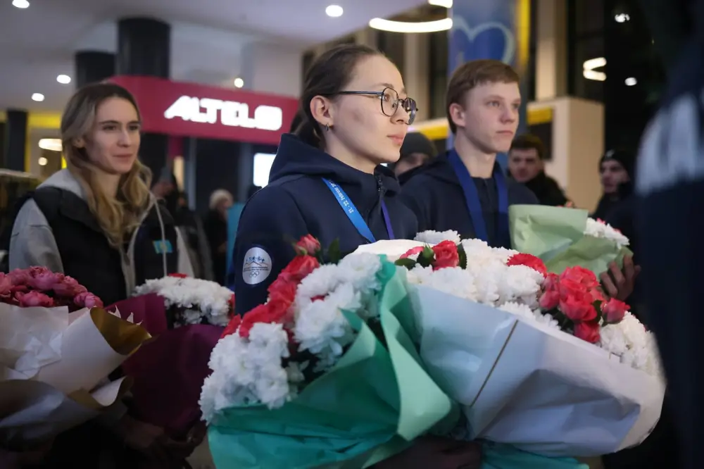 Казахстанская юниорская сборная по конькобежному спорту во главе с Кристиной Шумековой и Вадимом Чебардаковым вернулась домой (4)