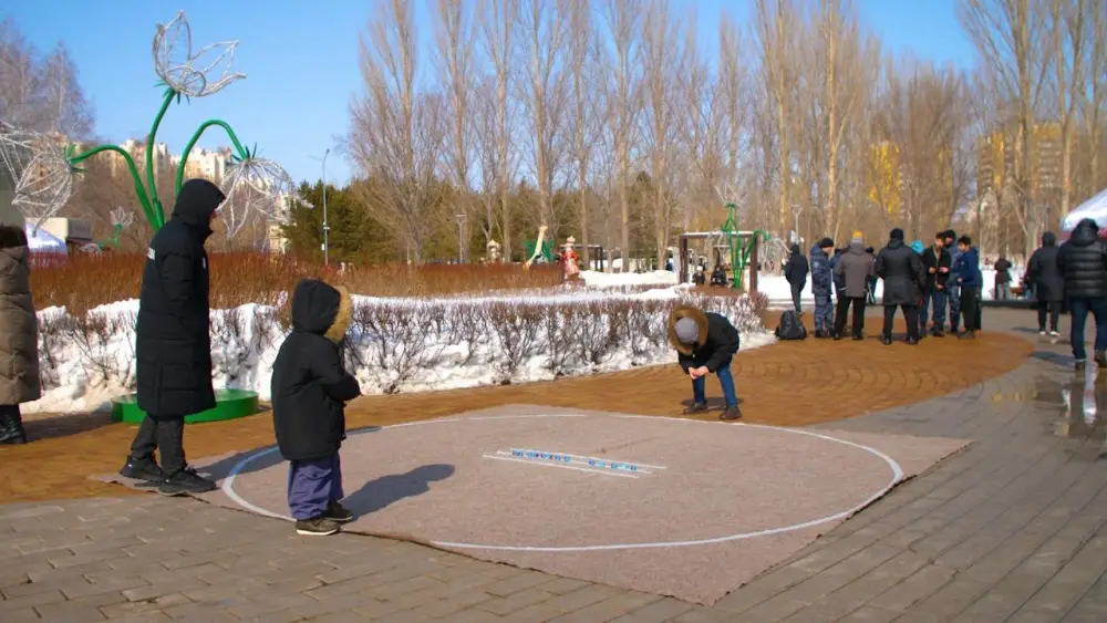 Более тысячи человек одновременно провели обряд Көрісу в столичном парке (7)