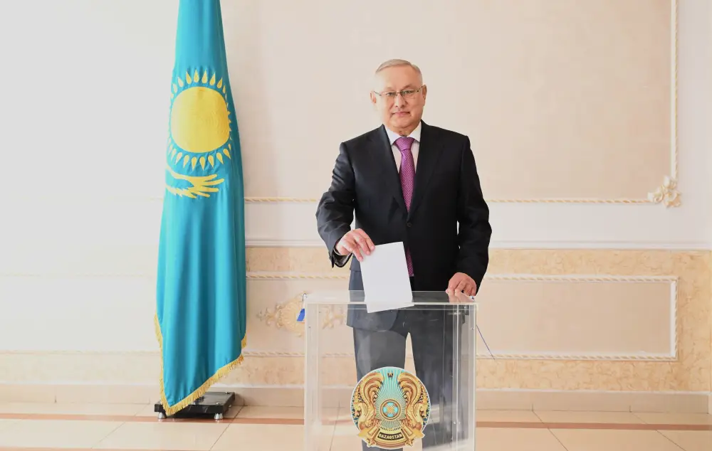 «Я проголосовал за процветание нашей страны»: аким области Жетісу принял участие в референдуме (8)