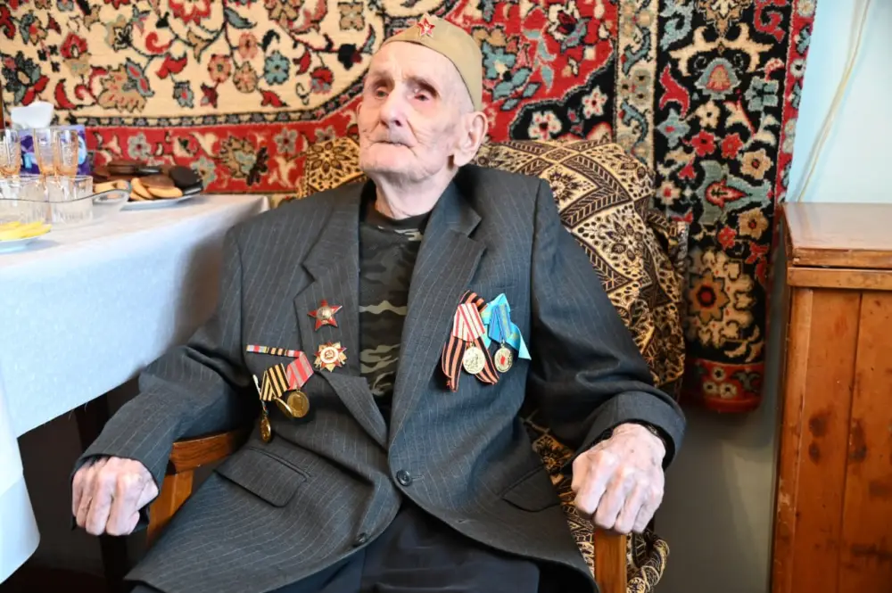 В Караганде военнослужащие отметили вековой юбилей ветерана, подчеркивая важность сохранения исторической памяти Астане