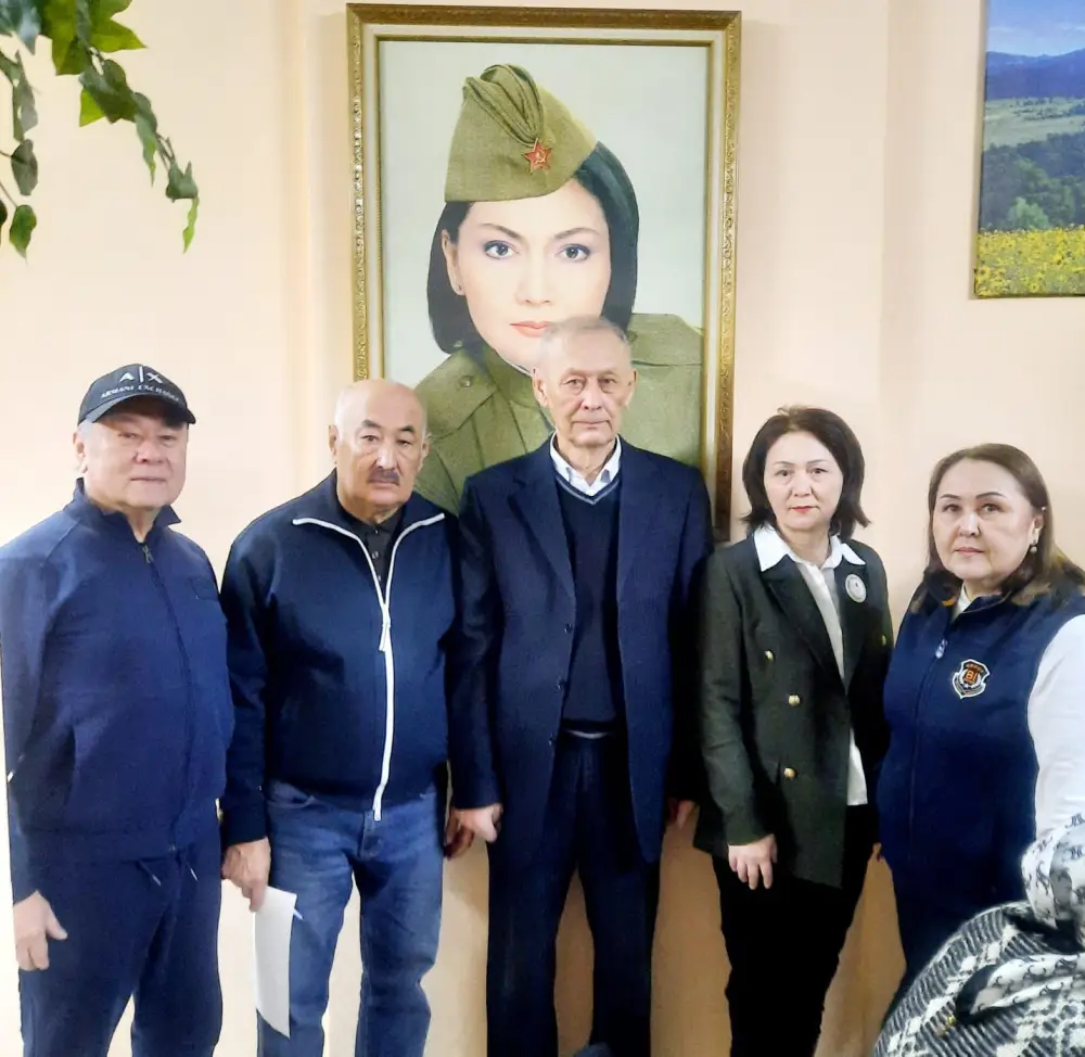 В Астане прошел шахматный турнир среди пенсионеров и молодежи (4)