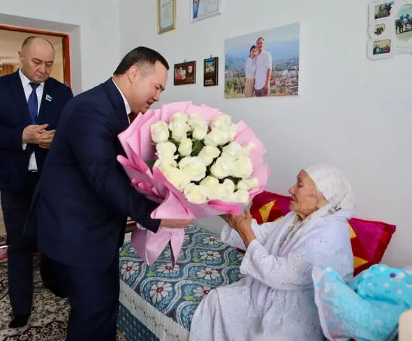Туркестан поздравил пожилых матерей с праздником Астане