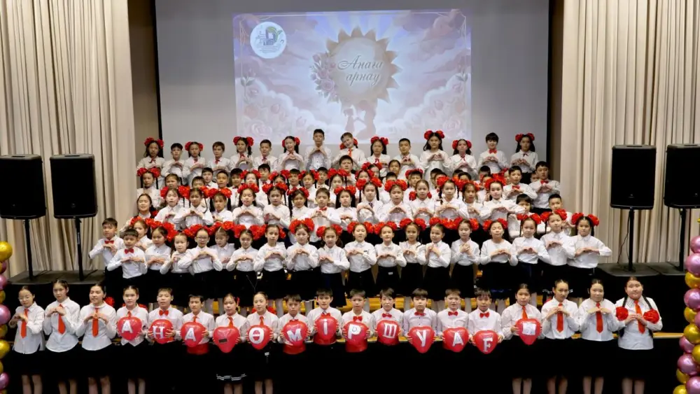 Праздничный хор учащихся и малышей одновременно зазвучал в Астане в честь Международного женского дня (8)