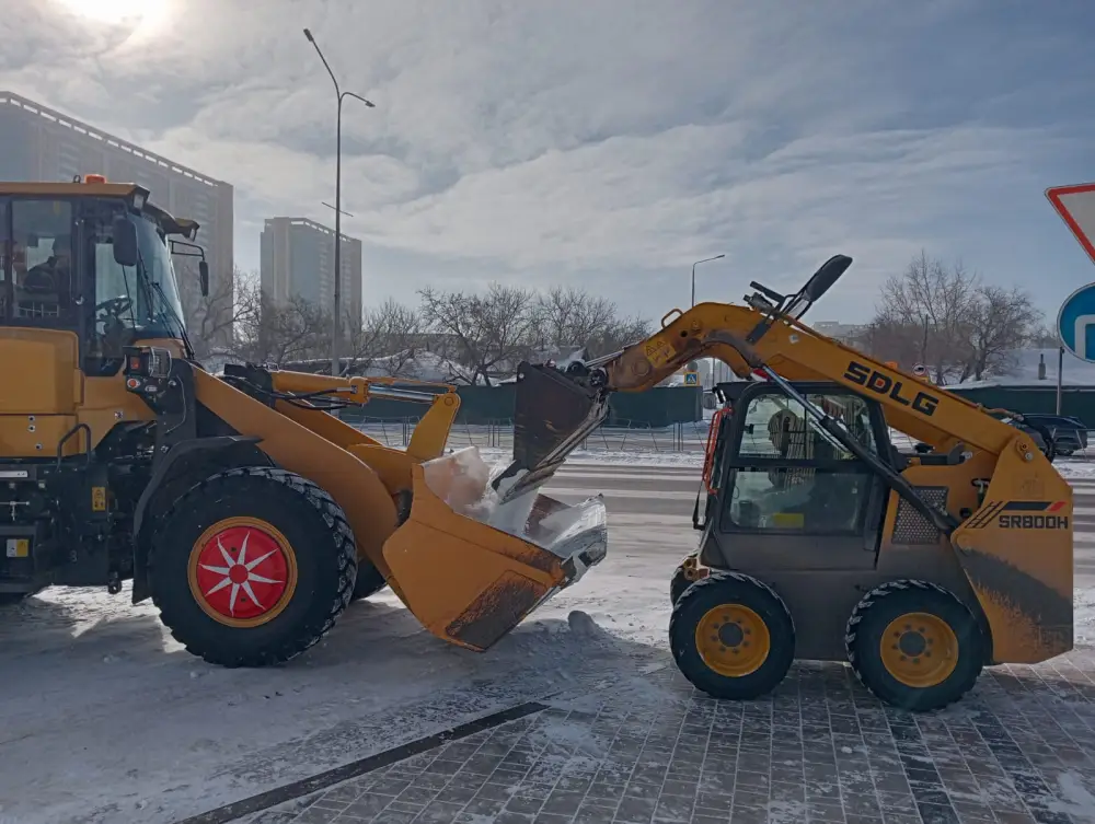 Снегопад в Астане: более 1700 единиц спецтехники задействованы в уборке снега в Астане (2)