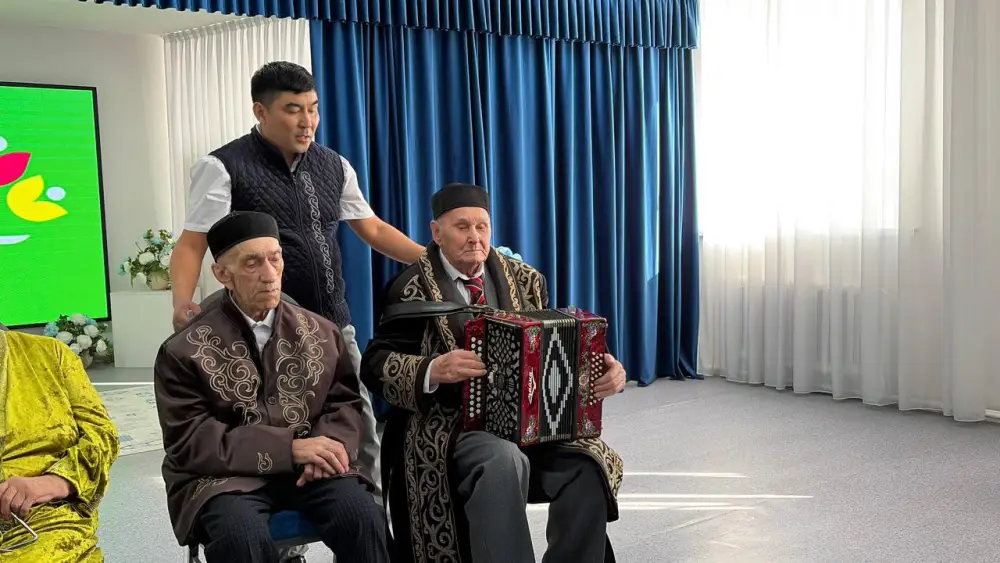 Аким области Марат Ахметжанов поздравил долгожителя в Щучинске (5)