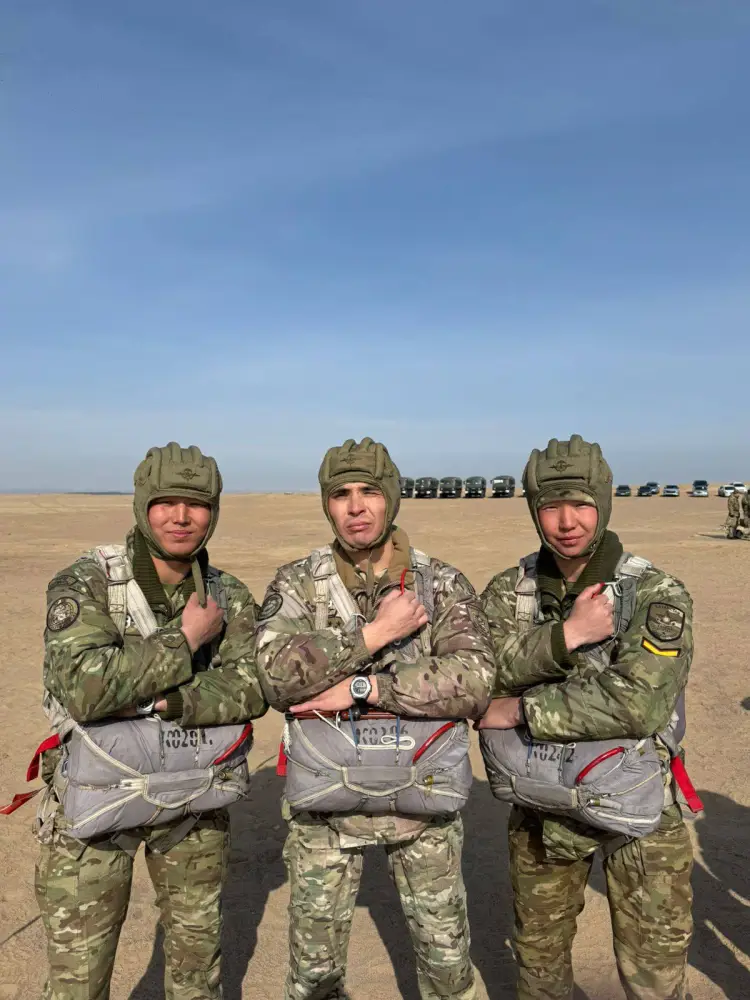 Курсанты военного института впервые выполнили учебные прыжки с парашютом (2)