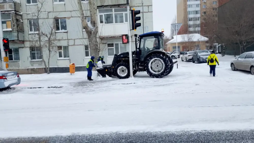 В работе по уборке снега в Астане задействованы тысячи дорожных рабочих (10)