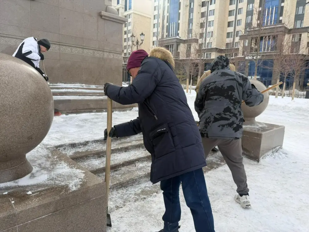 Уборка на монументе «Қазақ еліне мың алғыс» Астане