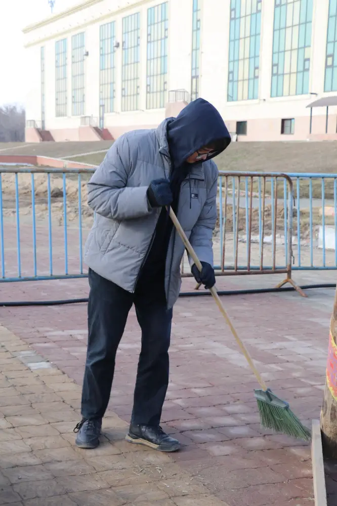 Тазару күні: в Актобе молодежь привела в порядок парки (3)