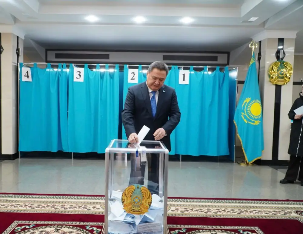 Аким Акмолинской области Марат Ахметжанов принял участие в республиканском референдуме (3)