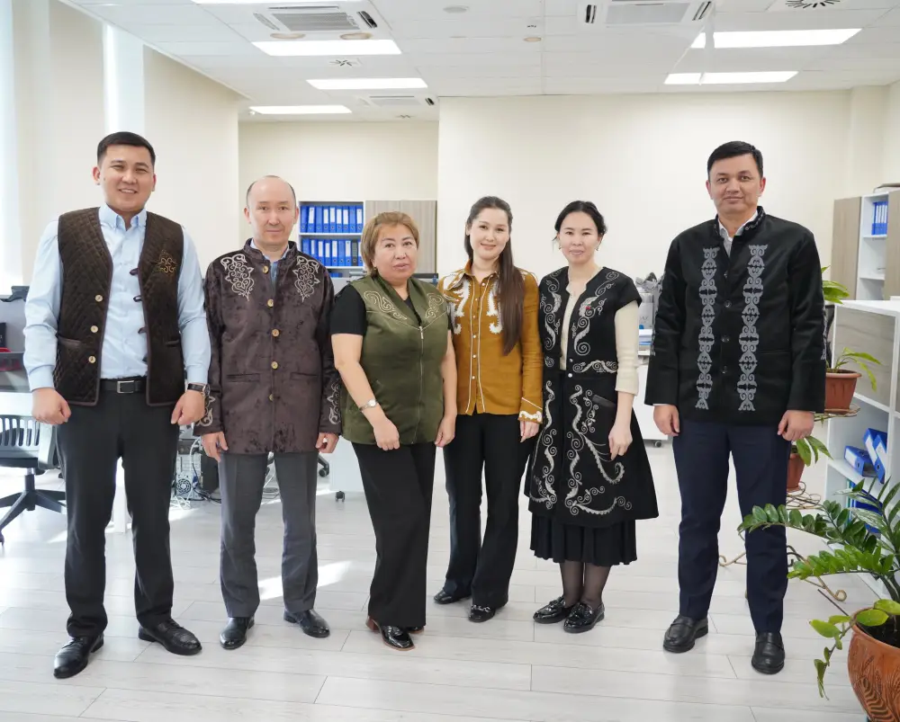 ГОСУДАРСТВЕННЫЕ СЛУЖАЩИЕ ТУРКЕСТАНСКОЙ ОБЛАСТИ ПРИШЛИ НА РАБОТУ В НАЦИОНАЛЬНОЙ ОДЕЖДЕ И ПОДДЕРЖАЛИ ДЕКАДУ “НАУРЫЗНАМА” (7)