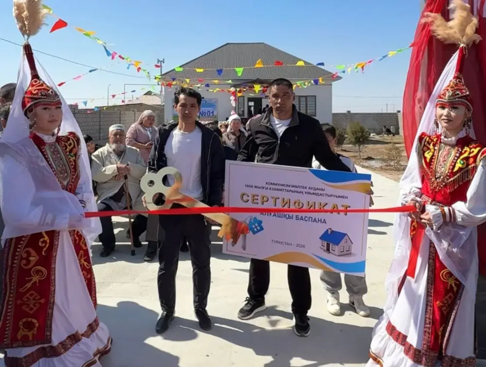 В Туркестане жители поддержали мать-одиночку, подарив ей новое жилье Астане