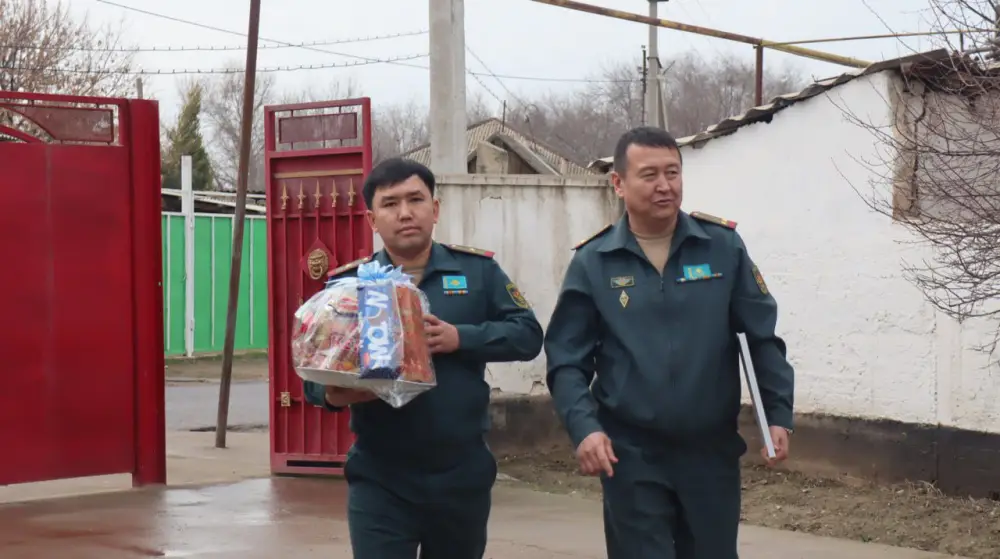 Военнослужащие Казахстана поздравили ветерана Великой Отечественной войны с Днем благодарности Астане