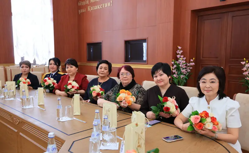 Ермаганбет Булекпаев поздравил женщин Карагандинской области с 8 Марта (6)