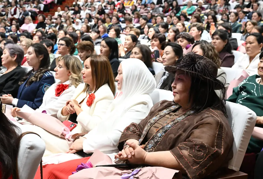 Бейбит Исабаев отметил вклад женщин Жетісу на праздновании 8 Марта и вручил государственные награды Астане