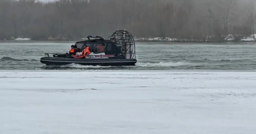 Спасатели МЧС отработали учение по спасению рыбака на льдине (4)