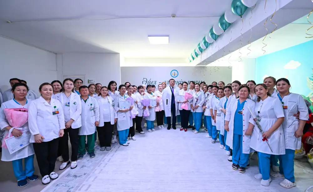 Глава региона поздравил молодых матерей в областном перинатальном центре (2)