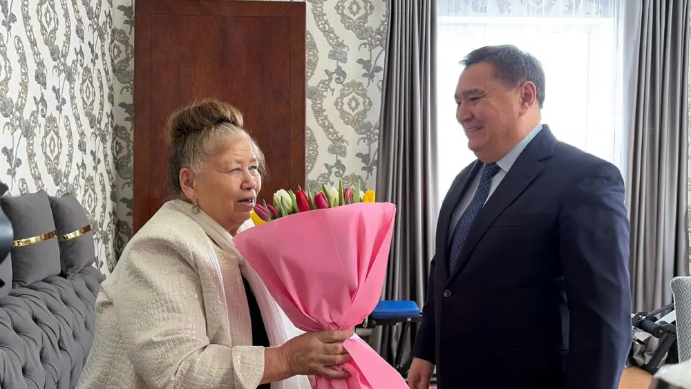 Аким Акмолинской области Марат Ахметжанов поздравил с 8 марта заслуженного учителя г. Косшы Майру Жетписову Астане