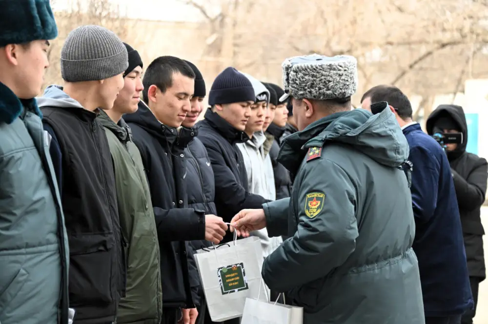 Весенняя призывная кампания: 68 актюбинцев отправились служить Родине (2)