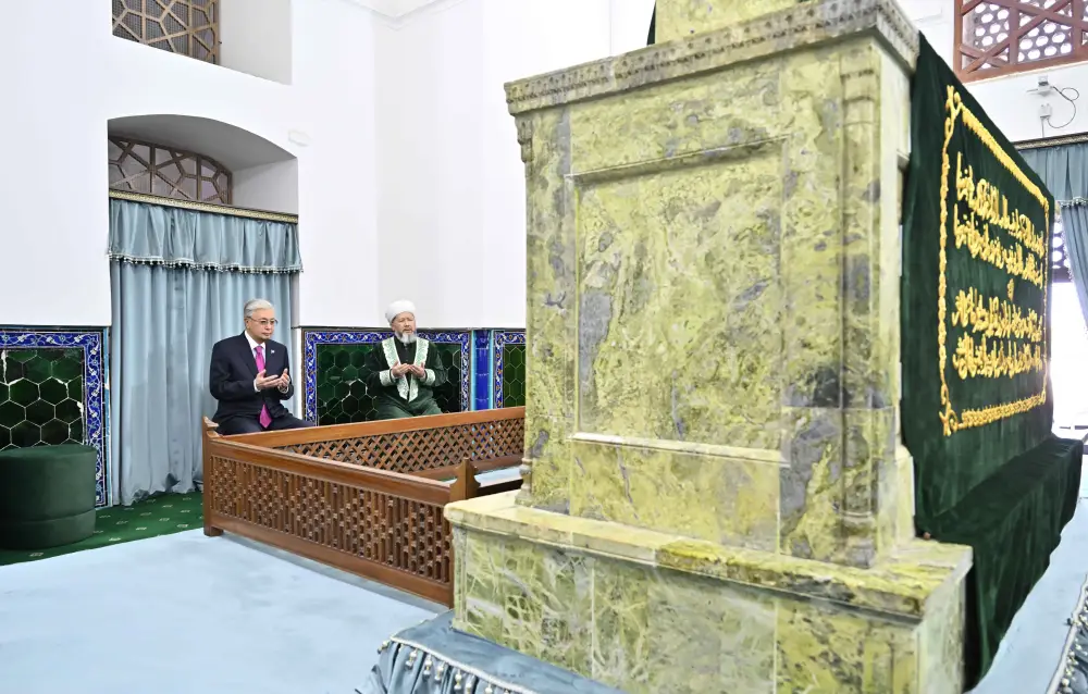 Президент посетил мавзолей Ходжи Ахмеда Яссауи (2)