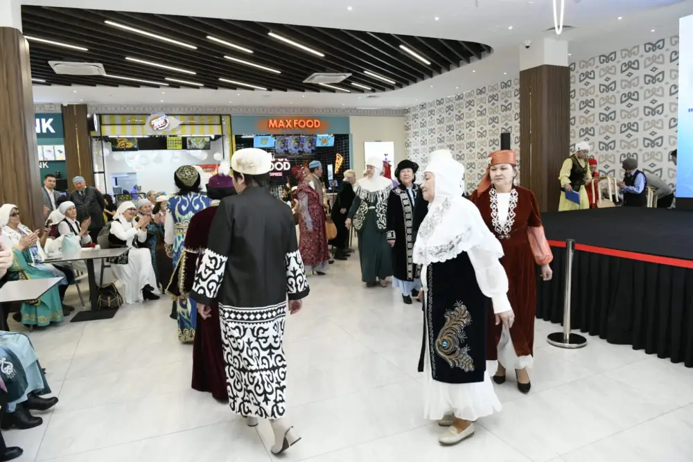 В Астане пенсионеры провели показ национальной одежды (3)