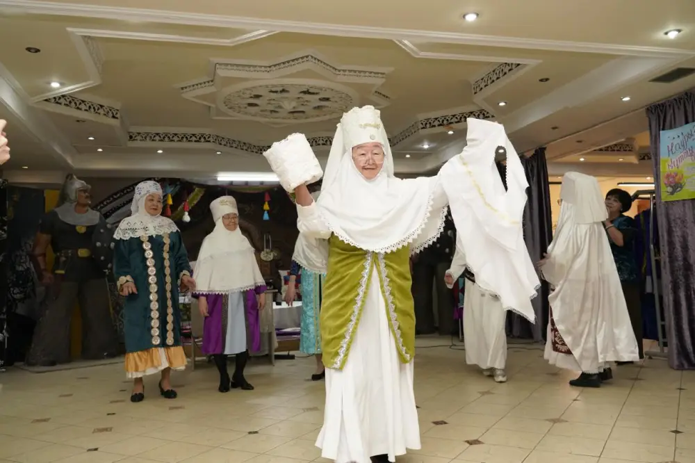 Мастер-класс по созданию головного убора кимешек провели для столичных пенсионеров (6)