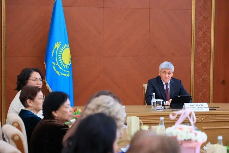 Ермаганбет Булекпаев поздравил женщин Карагандинской области с 8 Марта (3)