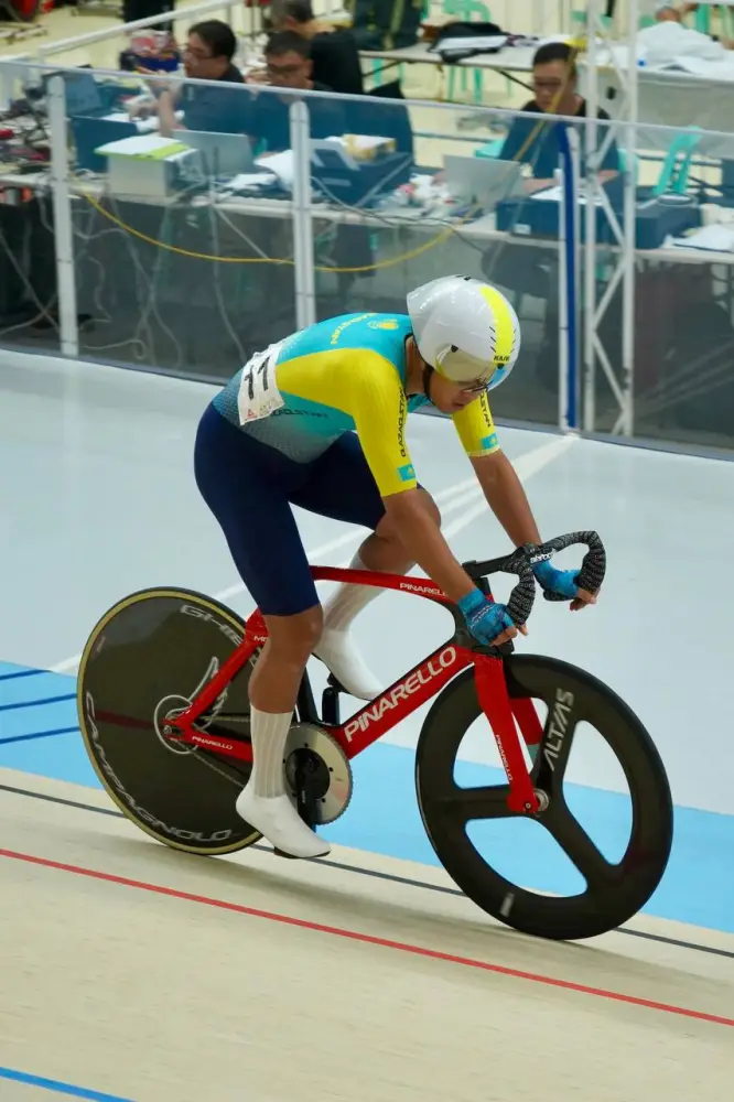 Алишер Жумакан завоевал второе «серебро» на чемпионате Азии по велотреку (3)