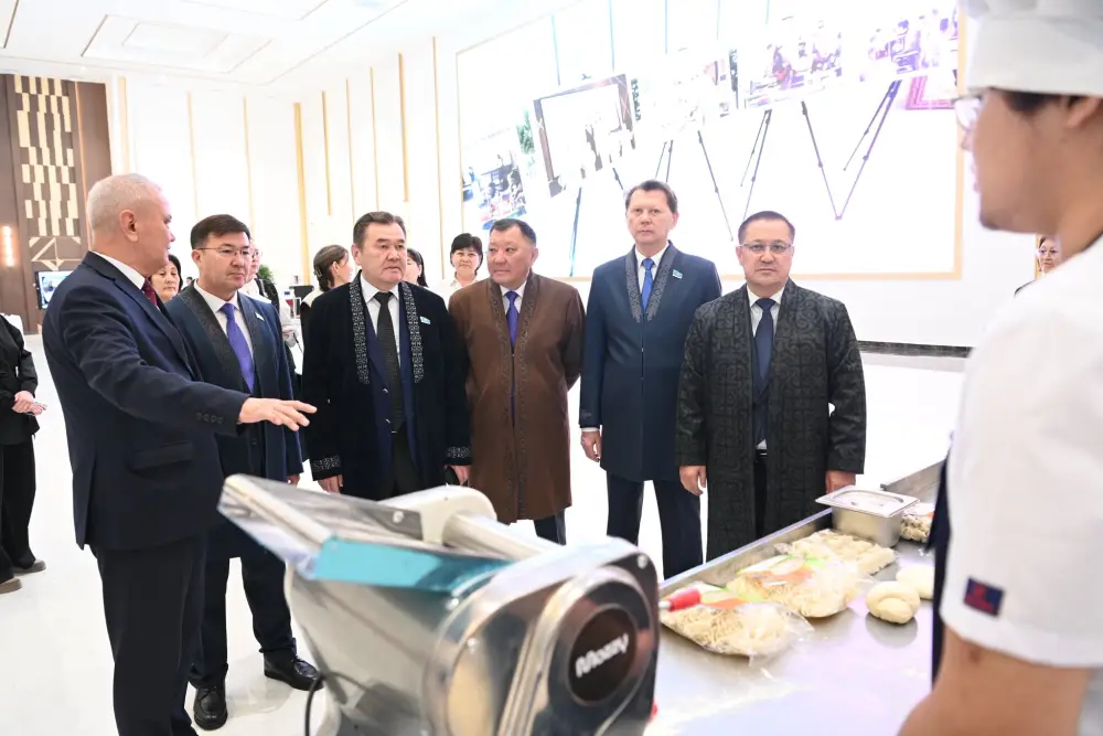 Депутаты Парламента ознакомились с работой Центра компетенций (10)