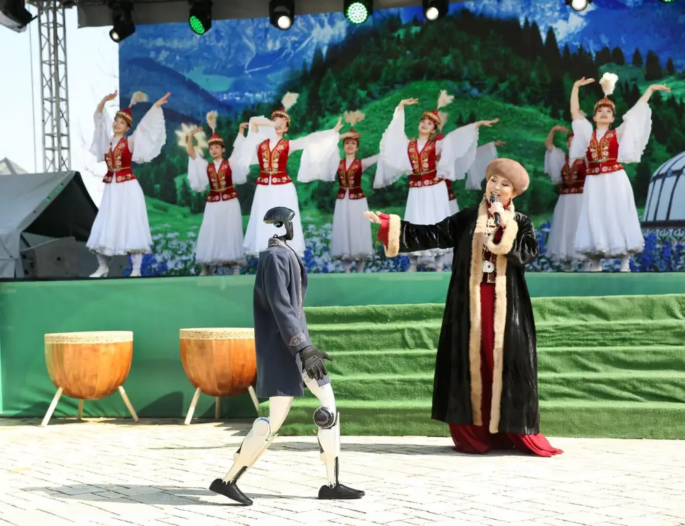 День Көрісу в Алматы: звуковые дроны и роботы создали праздничную атмосферу Астане