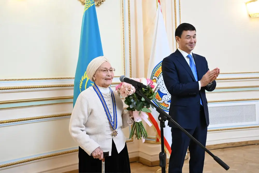 Дархан Сатыбалды вручил государственные награды в преддверии Международного женского дня в Алматы Астане