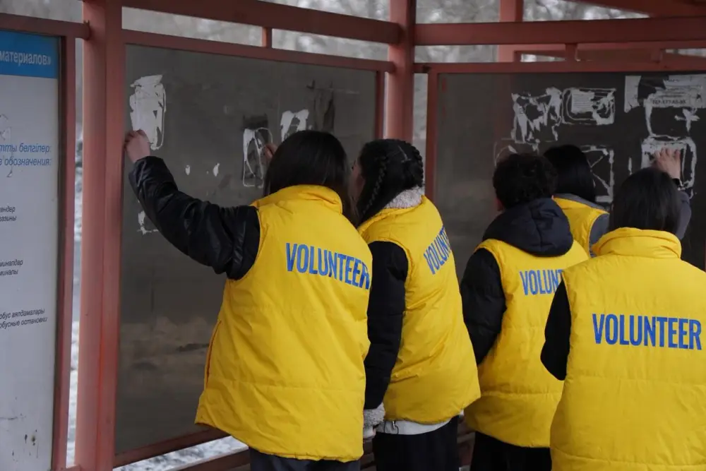 Молодежь Усть-Каменогорска вышла на акцию по очистке города от незаконной рекламы (4)