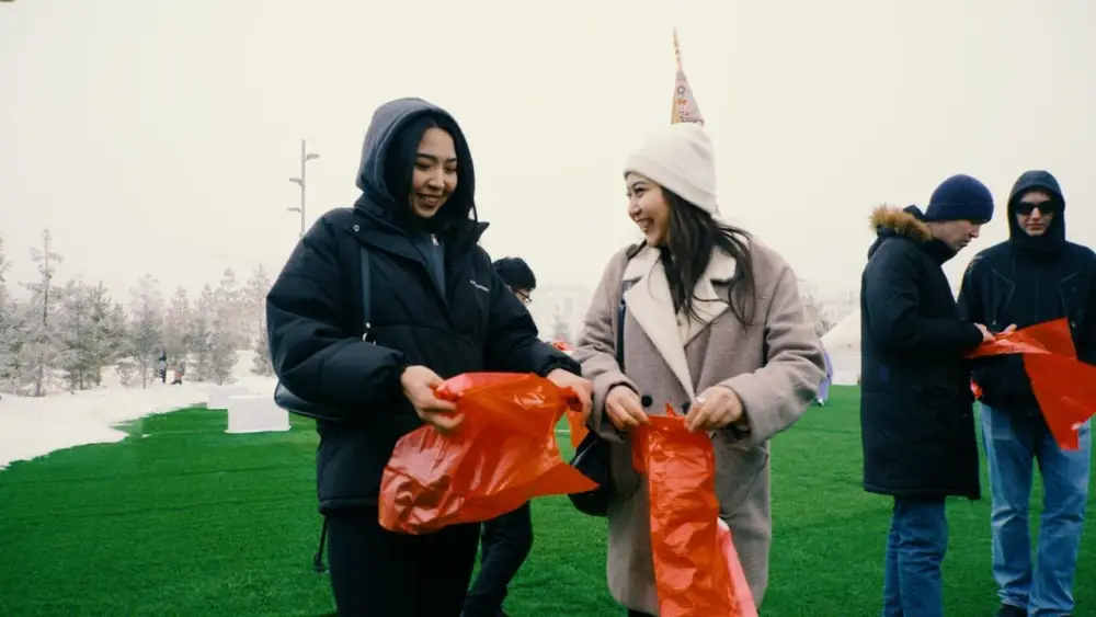 В Астане развернули самый большой флаг «Таза Қазақстан» во время экоакции (3)