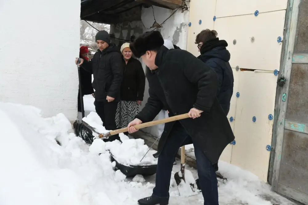 Активисты Дома дружбы убрали снег во дворах пенсионеров в столице Астане