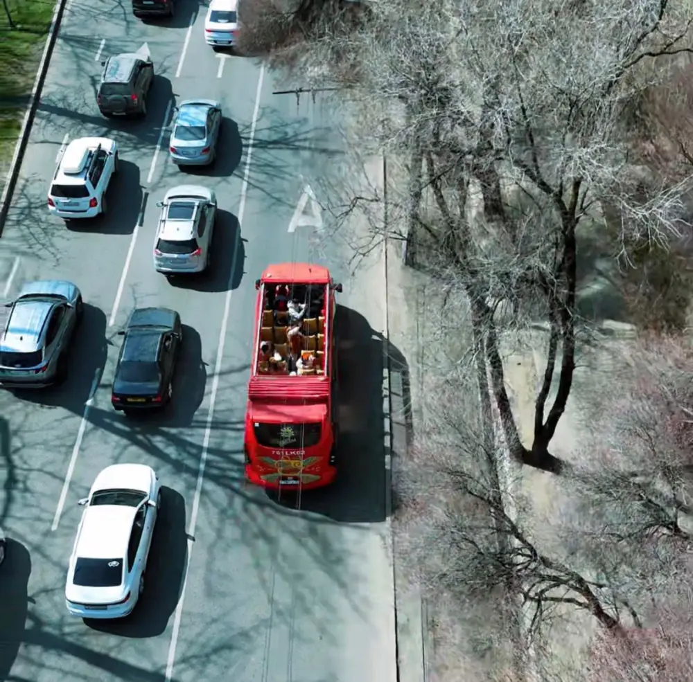 В Алматы по улицам проехал музыкальный автобус с этноансамблем (2)