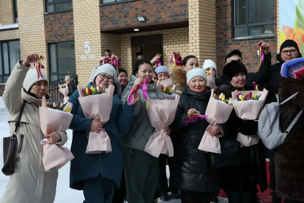 В г. Косшы вручены ключи от 40 квартир новосёлам (2)