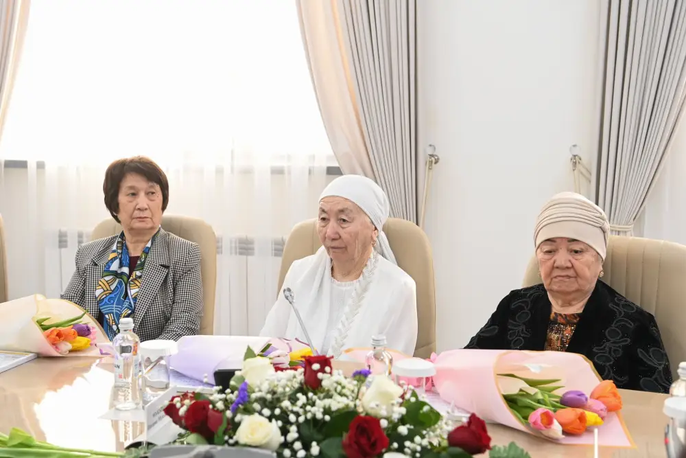 Встреча акима области с женщинами-матерями обсуждение роли матерей в обществе Астане