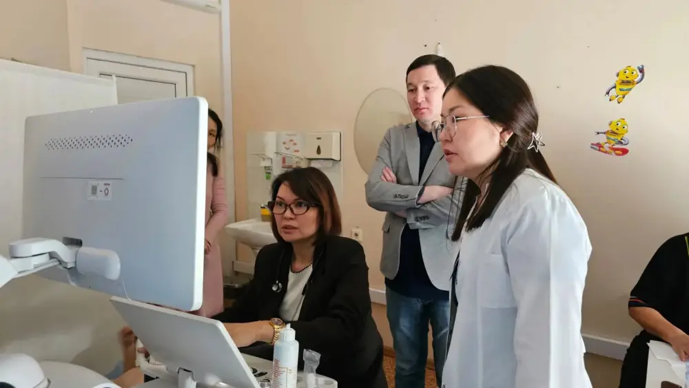 В Центре матери и ребёнка ВКО 22 ребенка прошли обследование у кардиологов (3)