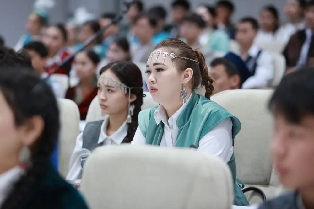 Ербол Карашукеев встретился с финалистами второго сезона «Ой шебері» (8)