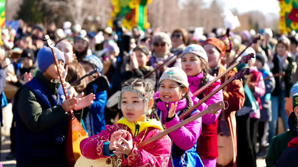 Более 5000 домбристов из ВКО установив мировой рекорд, исполнив песню «Акбулак» (3)