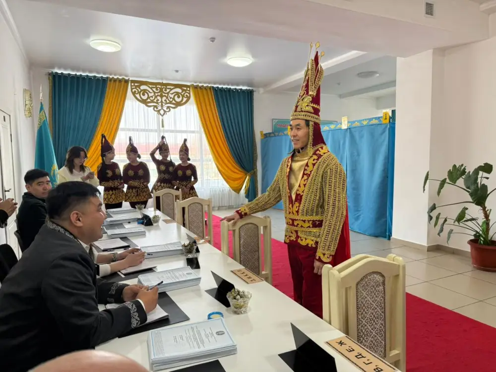 Участник референдума в Есике удивил всех костюмом Золотого человека Астане