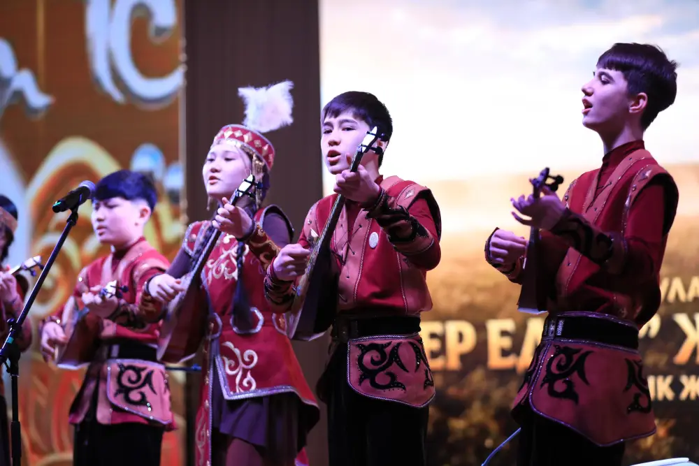 В Актобе молодые жыршы в течение суток исполняют героический эпос (10)