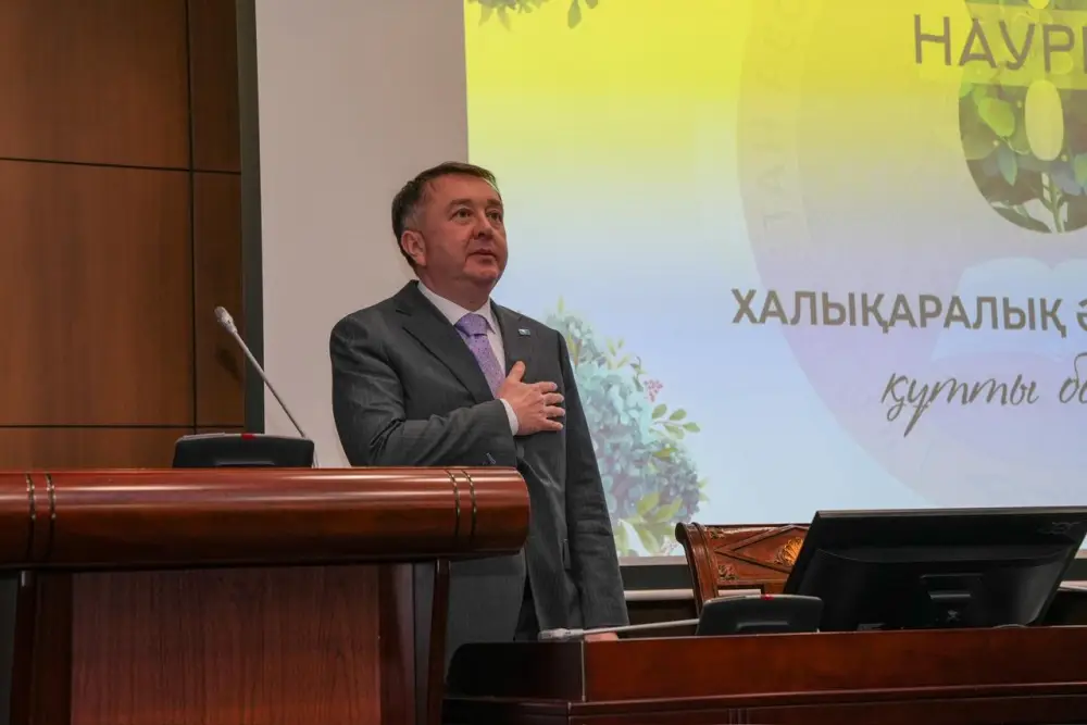 Министр юстиции Республики Казахстан Ерлан Сарсембаев поздравил всех представительниц прекрасного пола, работающих в органах юстиции, с праздником 8 марта – Международным женским днём (6)